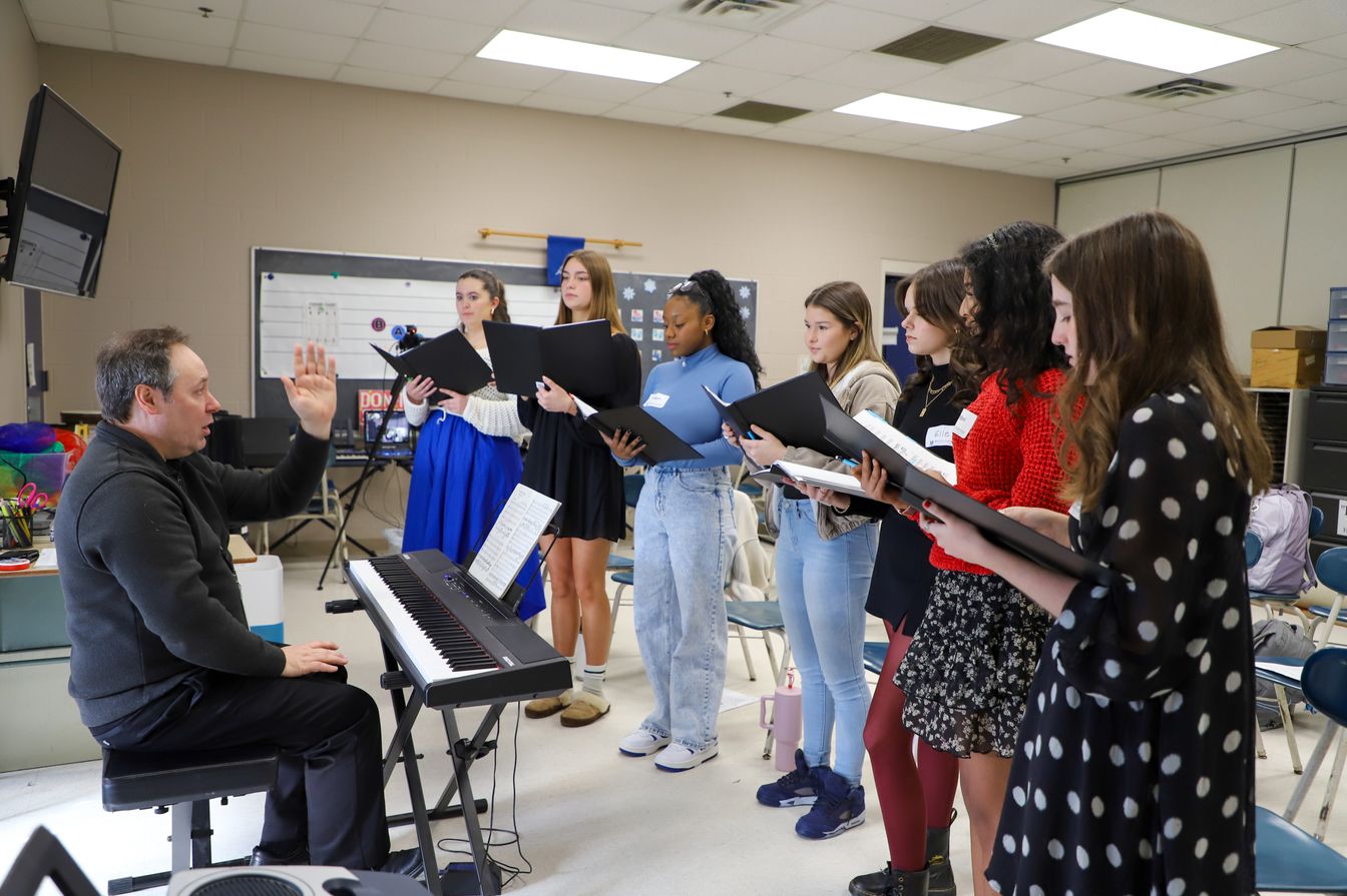 Upper School Concert Choir rehearses Magnificat with Bougie
